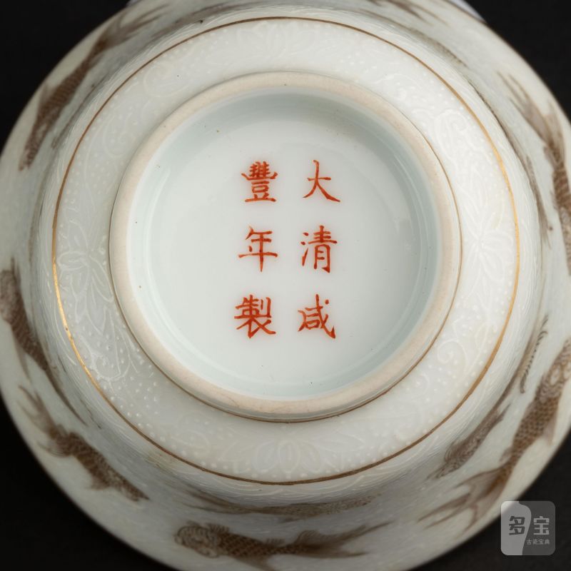    清咸豐 白地描金魚紋蓋杯帶托一對 - 图13